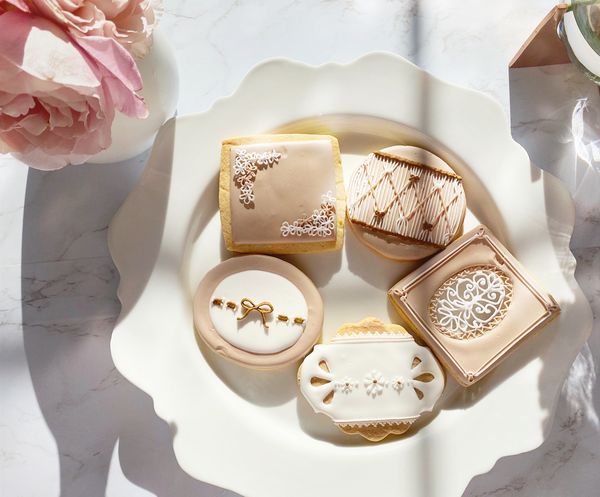 Gold and ivory cookie set